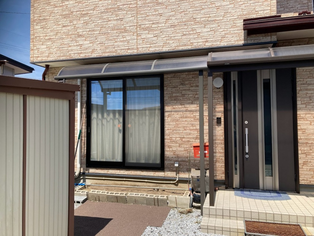 NCCトーヨー住器 諏訪店の後付けテラス囲いに物干しも取付。洗濯物を雨に晒さず乾かせます!の施工前の写真3