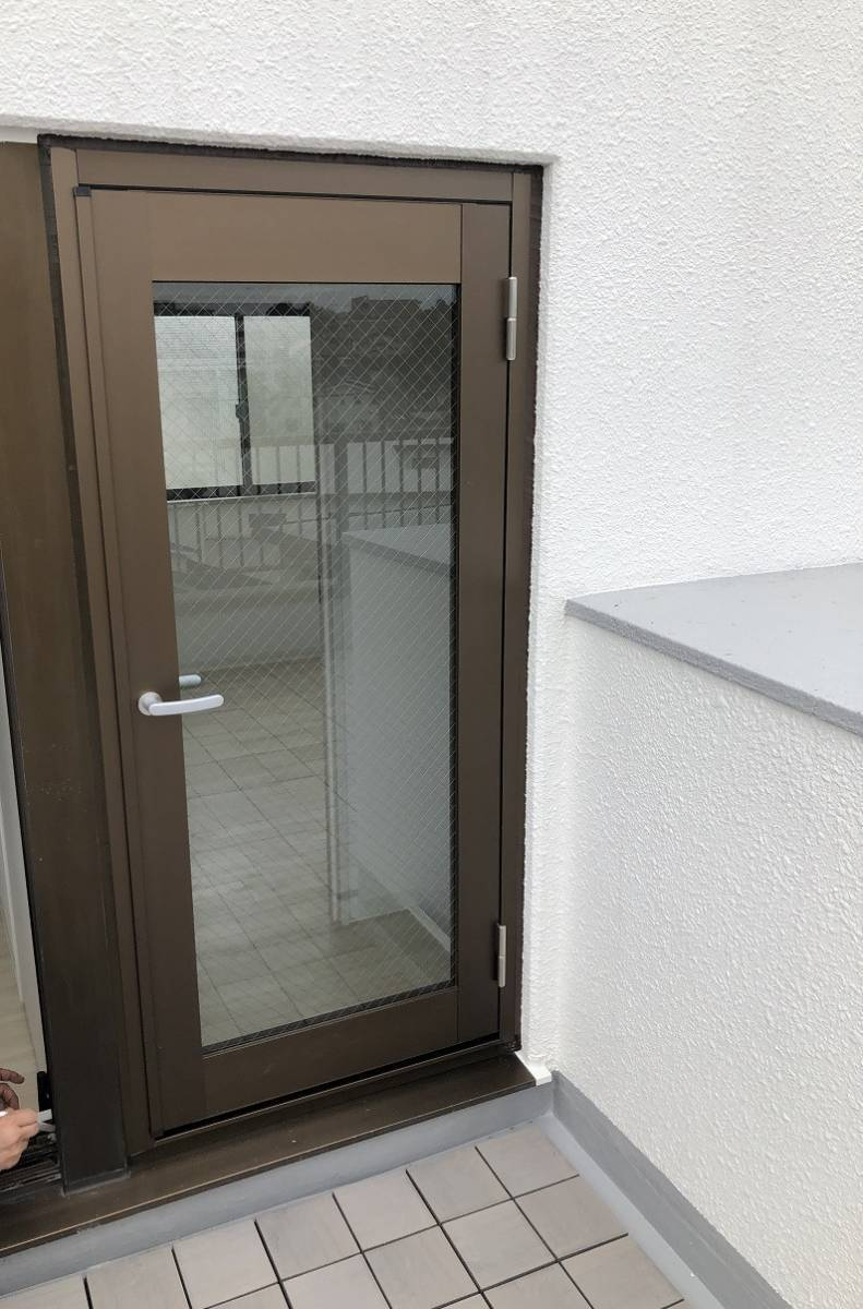 かとうがらすてん 大森山王の大田区【LIXIL プロ―セ カバー工事】ルーフバルコニー出入口ドアの改修工事の施工後の写真2