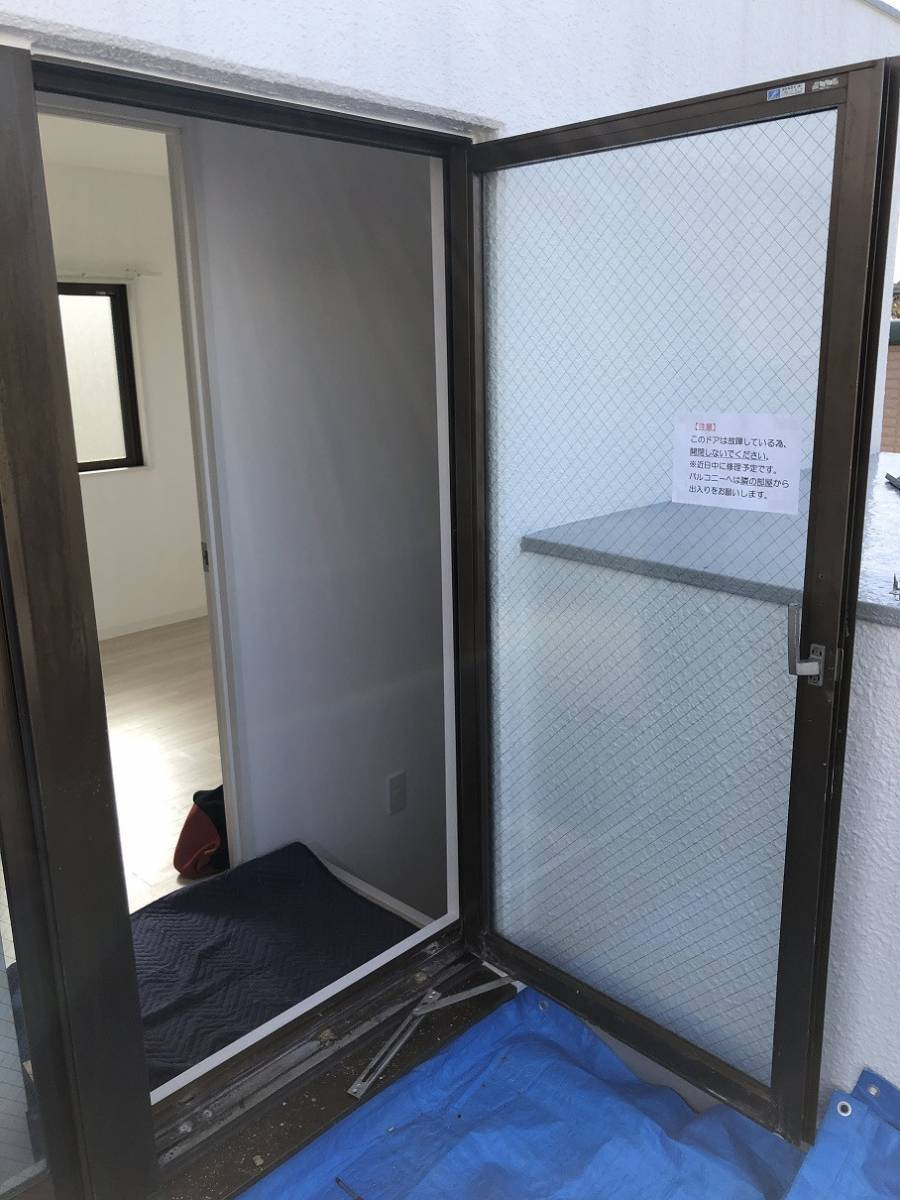 かとうがらすてん 大森山王の大田区【LIXIL プロ―セ カバー工事】ルーフバルコニー出入口ドアの改修工事の施工前の写真1