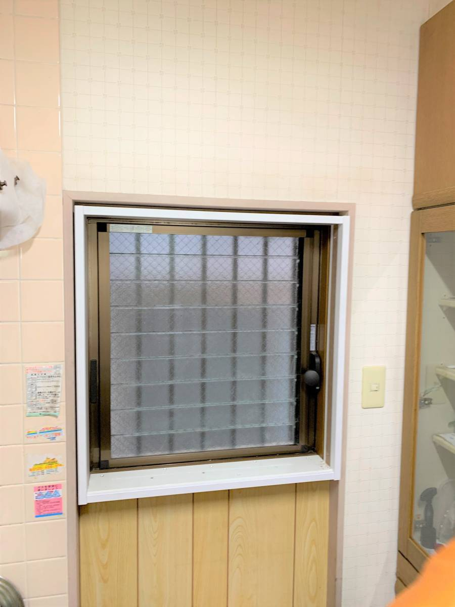 かとうがらすてん 大森山王のガラスルーバー(ジャロジー)窓箇所への内窓取付の施工前の写真2