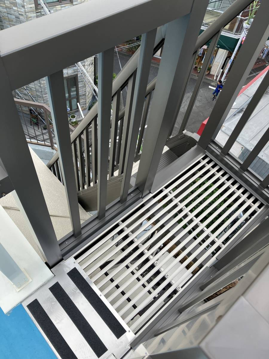 かとうがらすてん 大森山王のアルミ階段の施工後の写真1