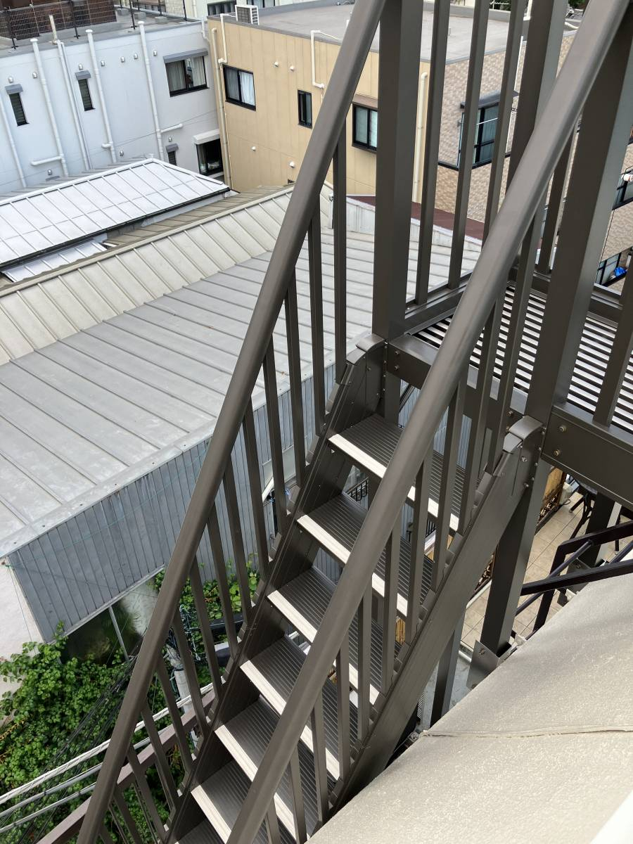 かとうがらすてん 大森山王のアルミ階段の施工後の写真2