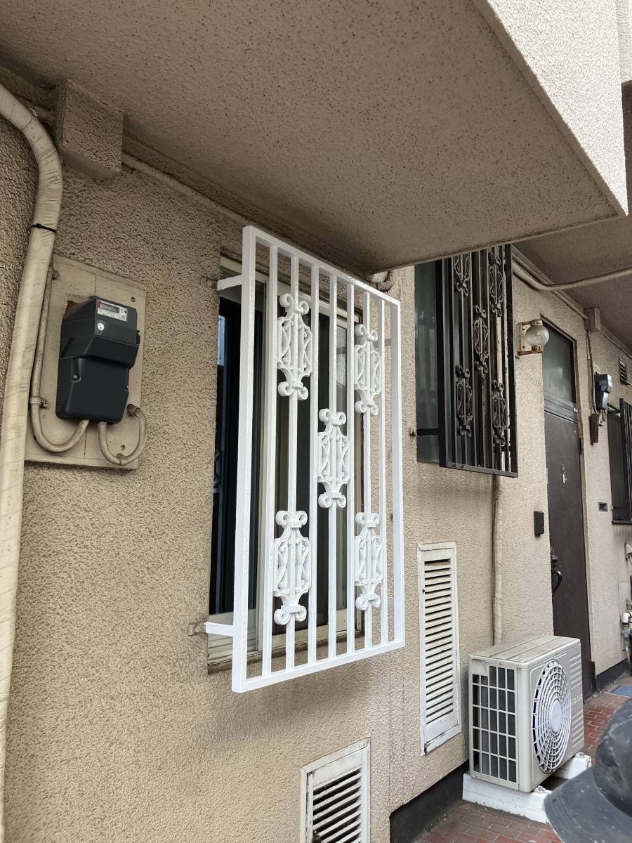 かとうがらすてん 大森山王の【東京都 大田区】塗装屋さんにお願いしてスチール面格子を塗装していただきましたの施工後の写真1