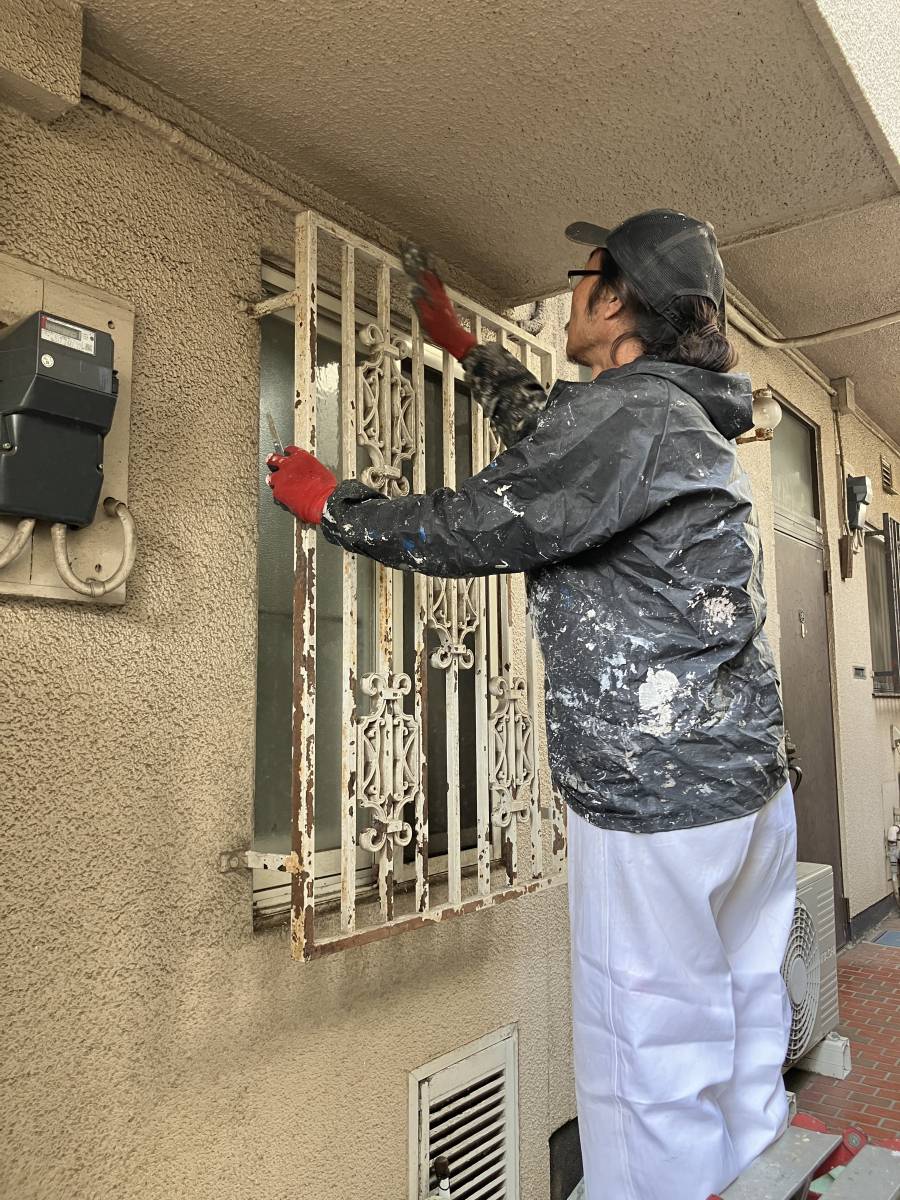 かとうがらすてん 大森山王の【東京都 大田区】塗装屋さんにお願いしてスチール面格子を塗装していただきましたの施工前の写真2