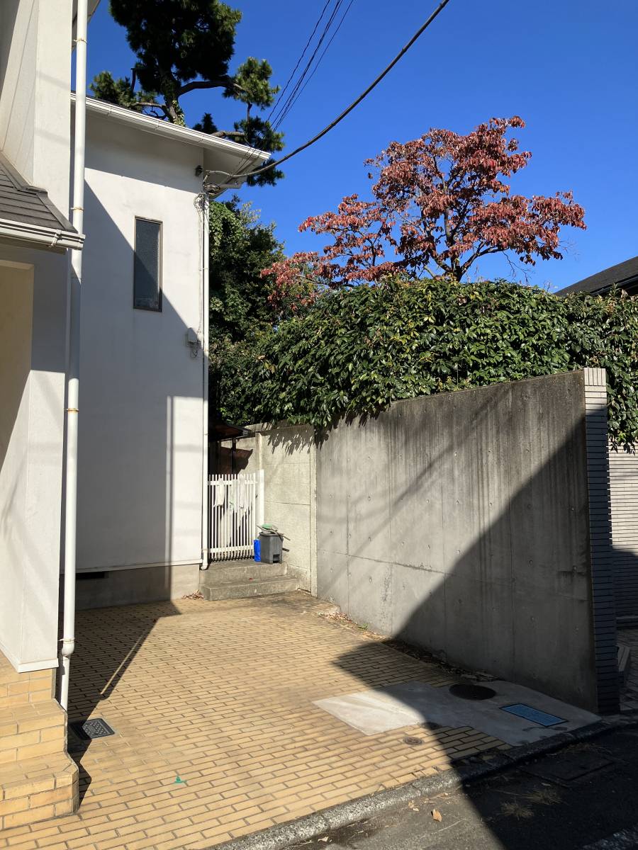 かとうがらすてん 大森山王の【東京都 品川区】大事な愛車の為にカーポートお取付けの施工前の写真1