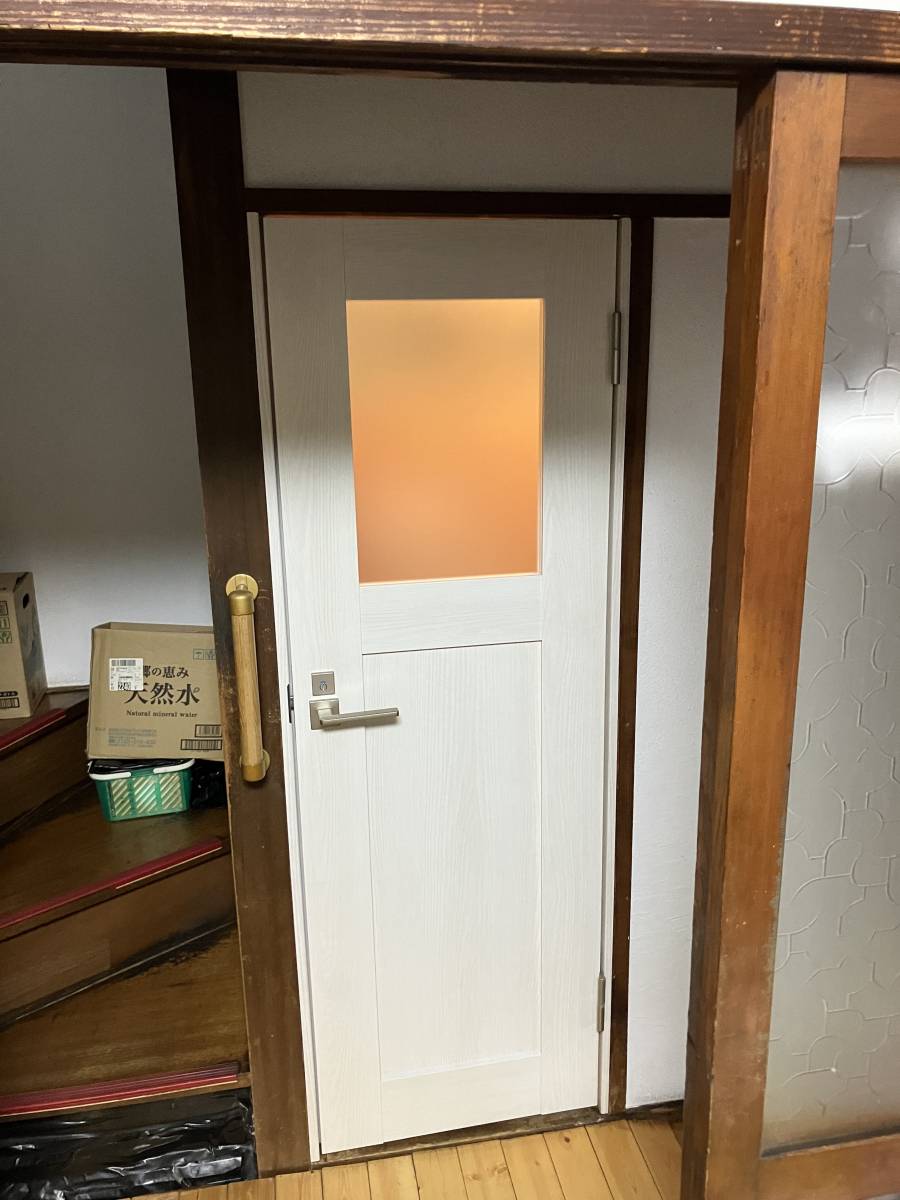 かとうがらすてん 大森山王のトイレのドアをリフレッシュの施工後の写真1