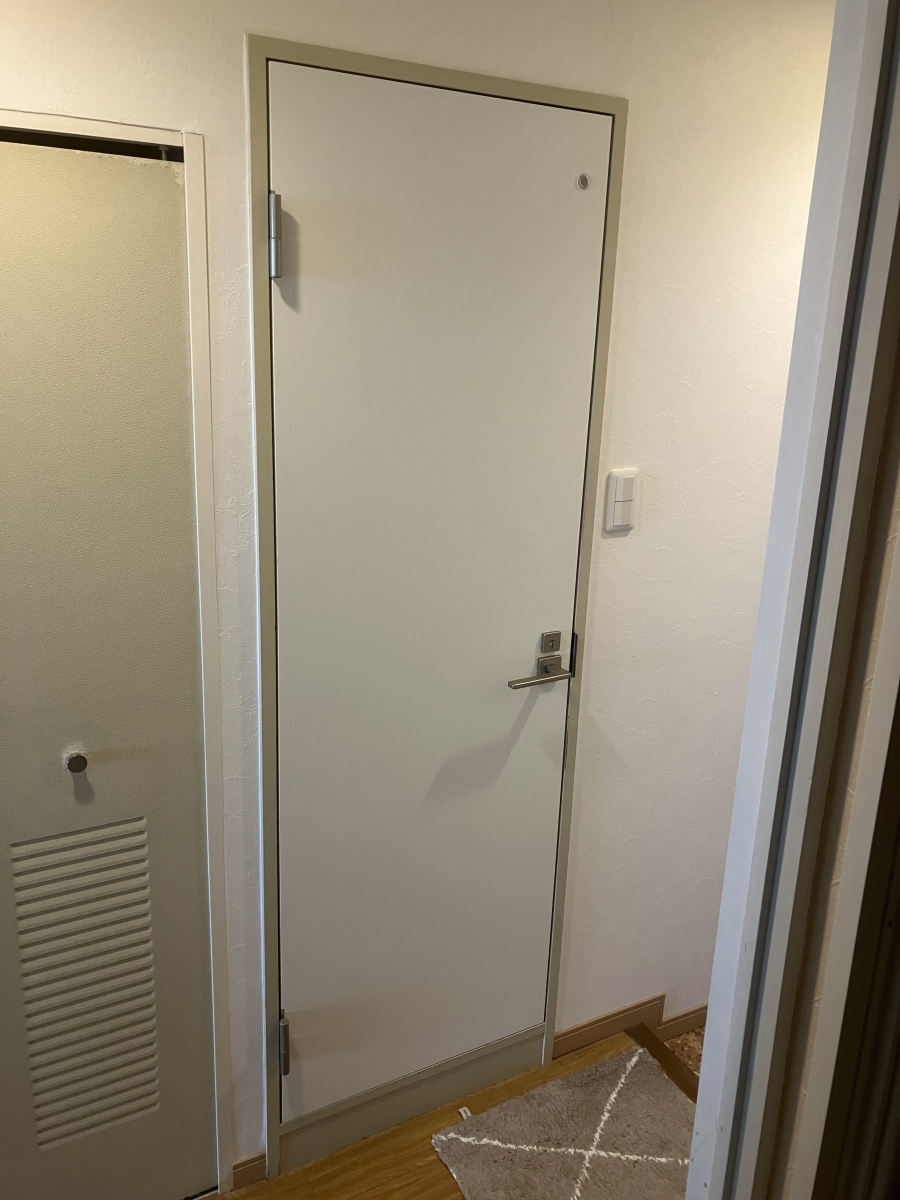 かとうがらすてん 大森山王のトイレの扉をイメージ通りに交換の施工後の写真1