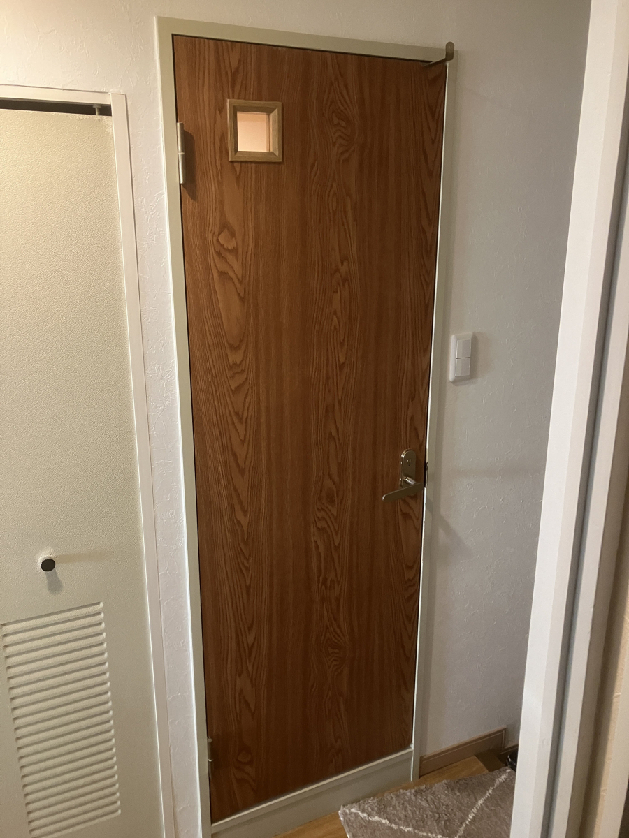 かとうがらすてん 大森山王のトイレの扉をイメージ通りに交換の施工前の写真1