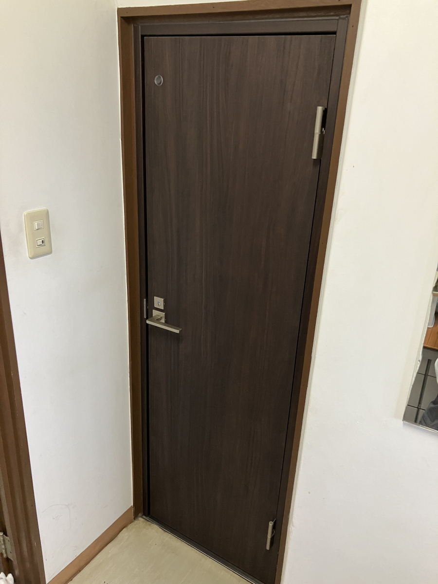 かとうがらすてん 大森山王のトイレドアを交換しました。【東京都 大田区』の施工後の写真1