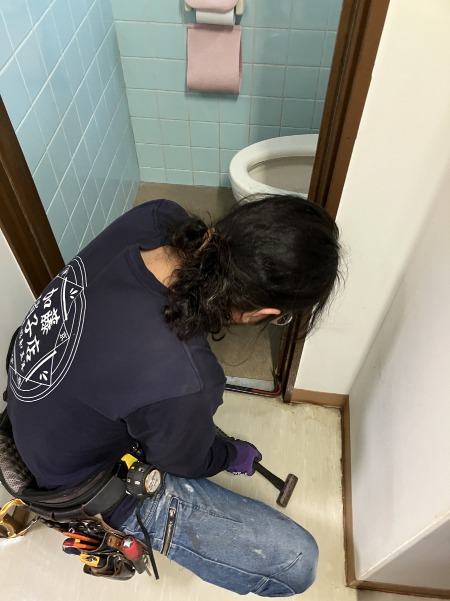 かとうがらすてん 大森山王のトイレドアを交換しました。【東京都 大田区』の施工前の写真1
