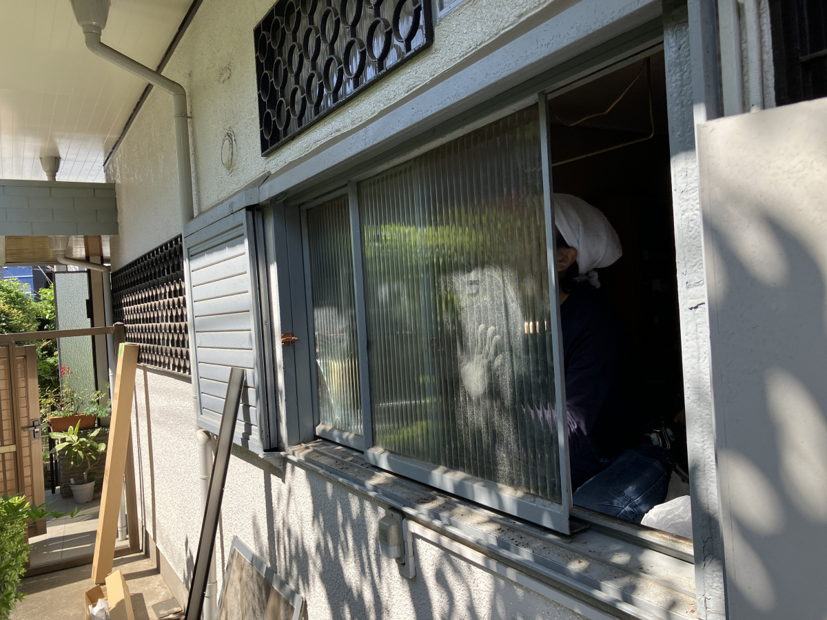 かとうがらすてん 大森山王の古いスチール製のサッシをアルミサッシに交換【東京都大田区】の施工前の写真1