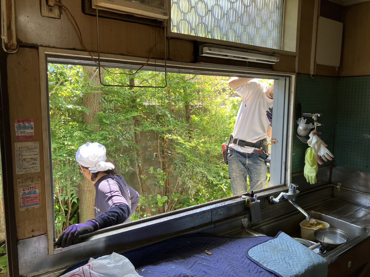 かとうがらすてん 大森山王の古いスチール製のサッシをアルミサッシに交換【東京都大田区】の施工前の写真2