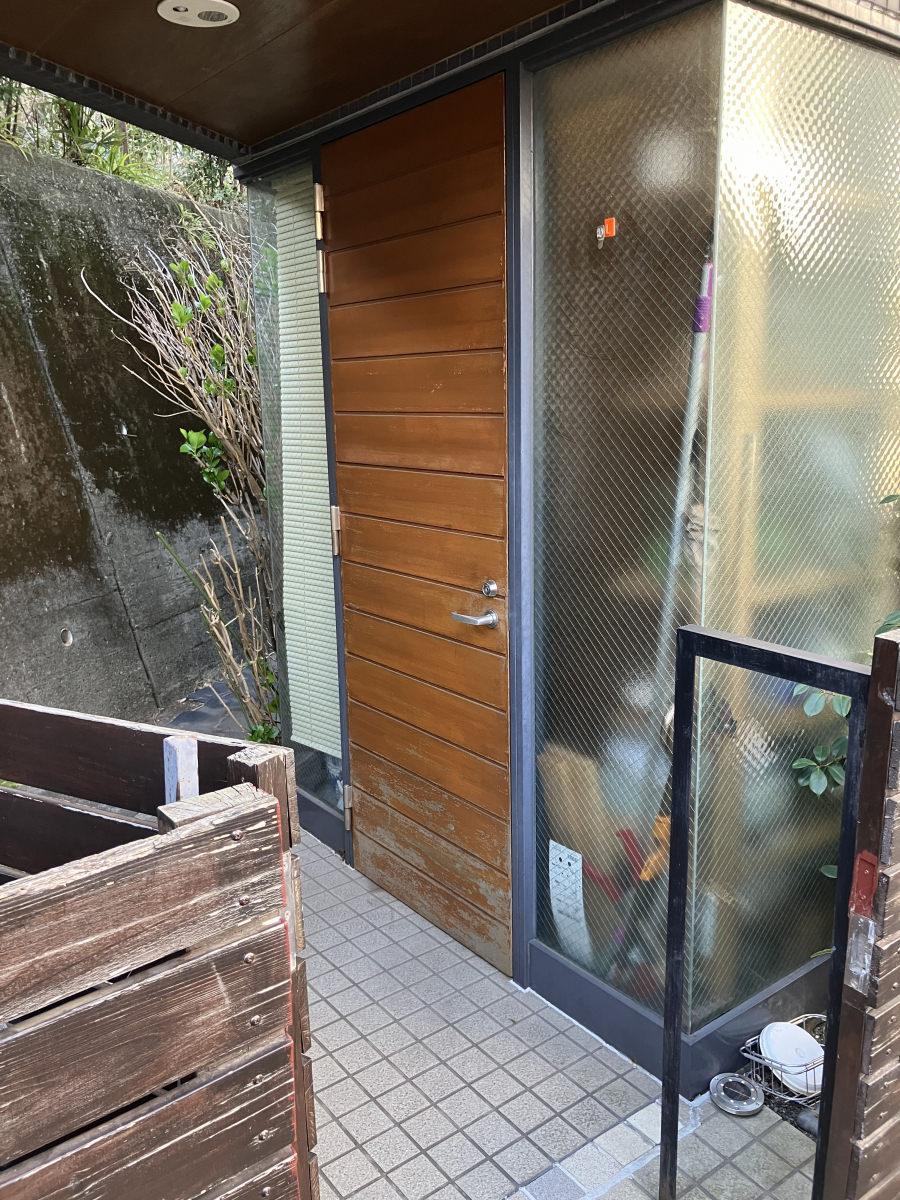 かとうがらすてん 大森山王の玄関カバー工事【東京 品川】の施工前の写真1