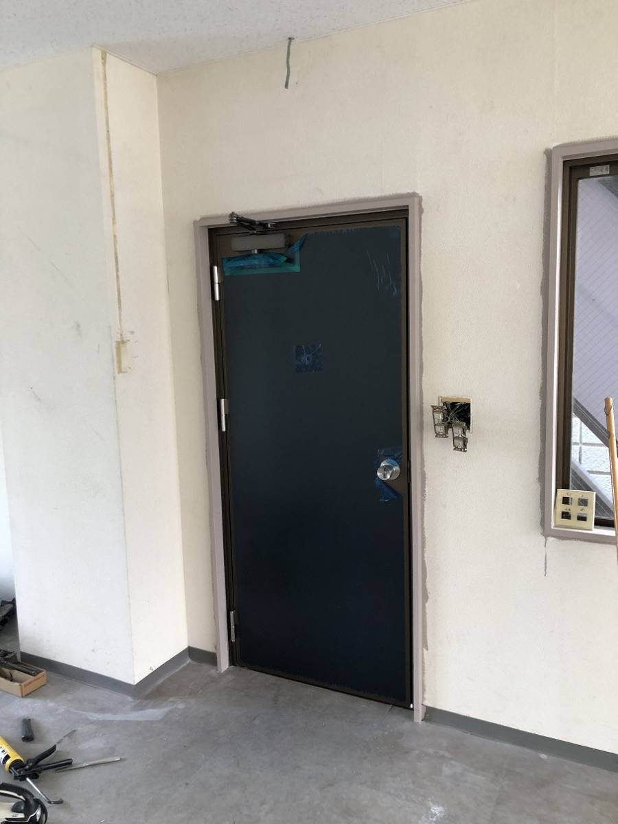 かとうがらすてん 大森山王の品川区【事務所ドア交換 フロンテック】安全性を考えて、外開きから内開きへの施工後の写真1