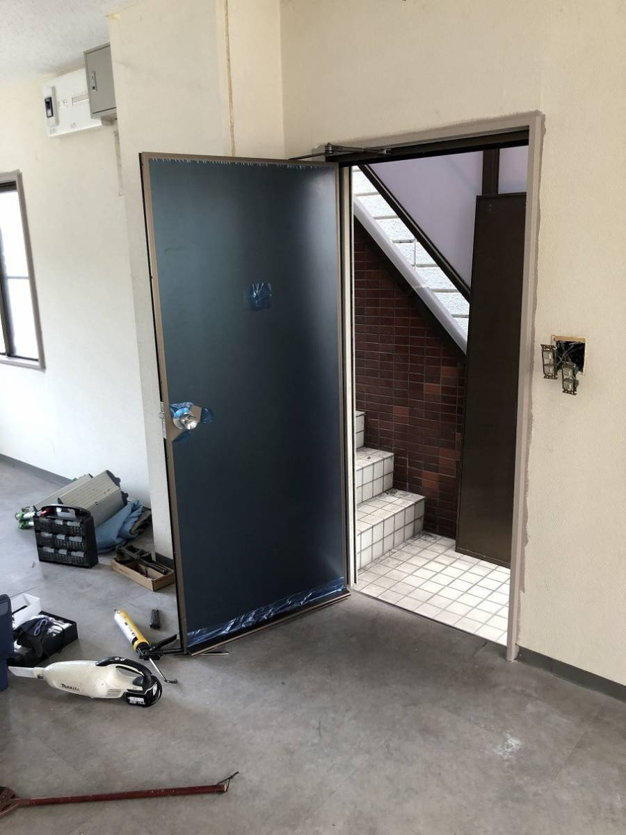 かとうがらすてん 大森山王の品川区【事務所ドア交換 フロンテック】安全性を考えて、外開きから内開きへの施工後の写真2