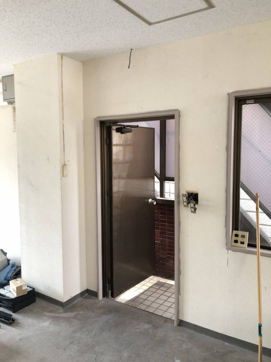 かとうがらすてん 大森山王の品川区【事務所ドア交換 フロンテック】安全性を考えて、外開きから内開きへの施工前の写真1