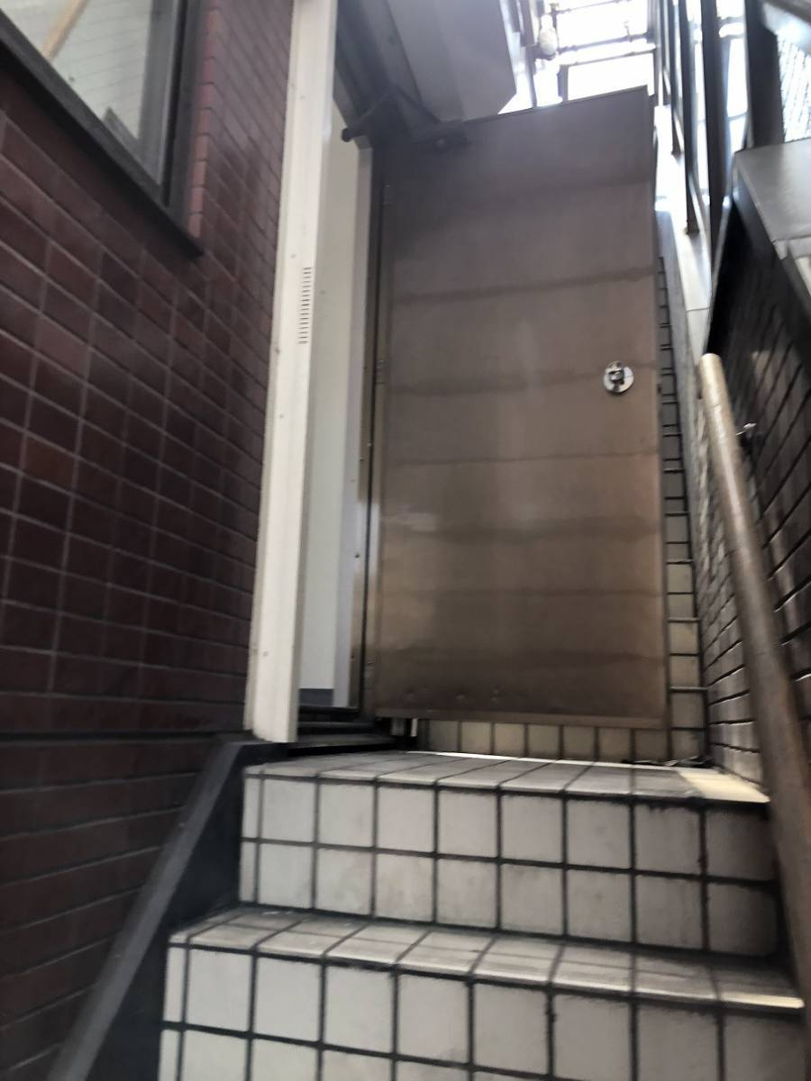 かとうがらすてん 大森山王の品川区【事務所ドア交換 フロンテック】安全性を考えて、外開きから内開きへの施工前の写真2
