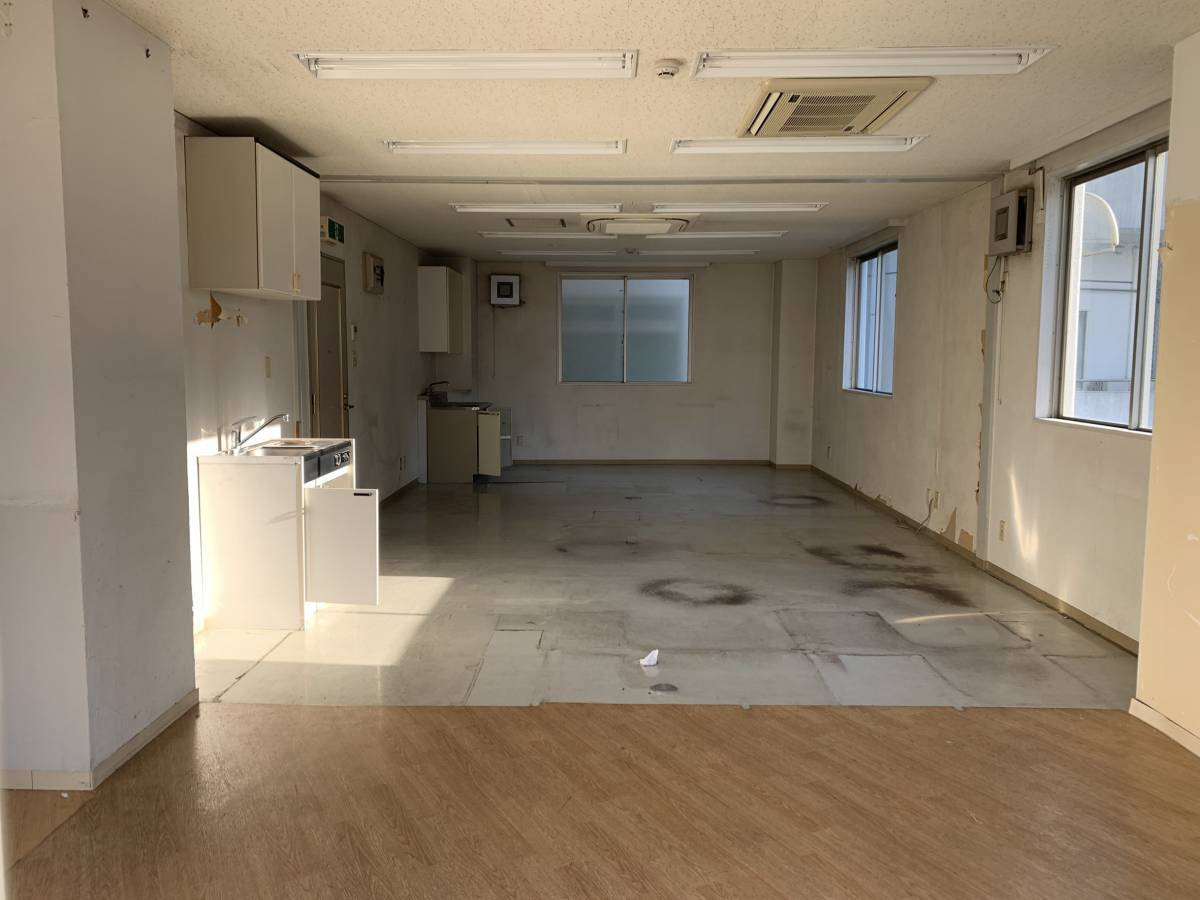 ホームリフレヒロセの店舗バックヤード用ドア!!の施工前の写真1