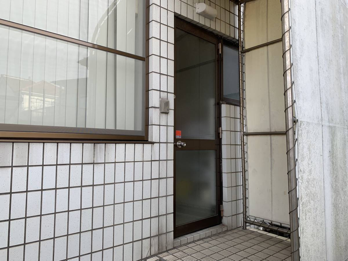 ホームリフレヒロセの勝手口のカバー工事!!!の施工前の写真1