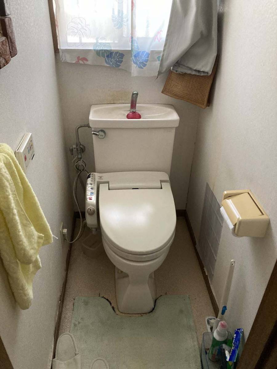 ホームリフレヒロセの快適トイレ!LIXILアメージュシャワートイレの施工前の写真1