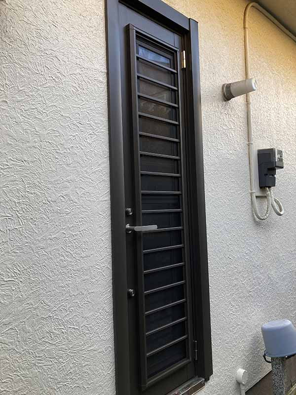 ホームリフレヒロセの風と光をとおして LIXILリシェント勝手口ドアの施工後の写真1