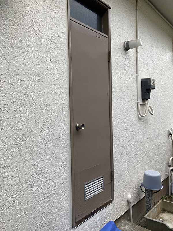 ホームリフレヒロセの風と光をとおして LIXILリシェント勝手口ドアの施工前の写真1