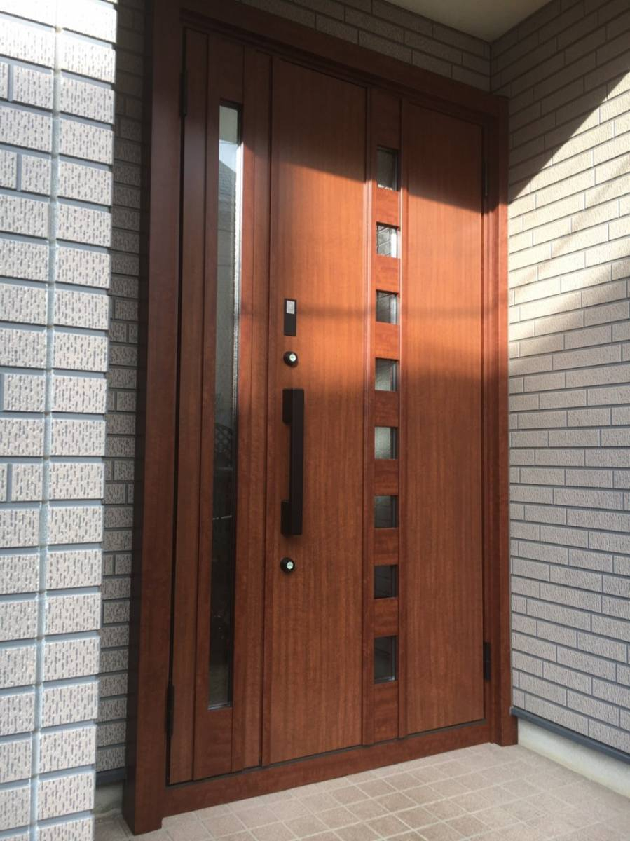 ホームリフレヒロセの1日で変身!リシェント玄関ドアの施工後の写真1