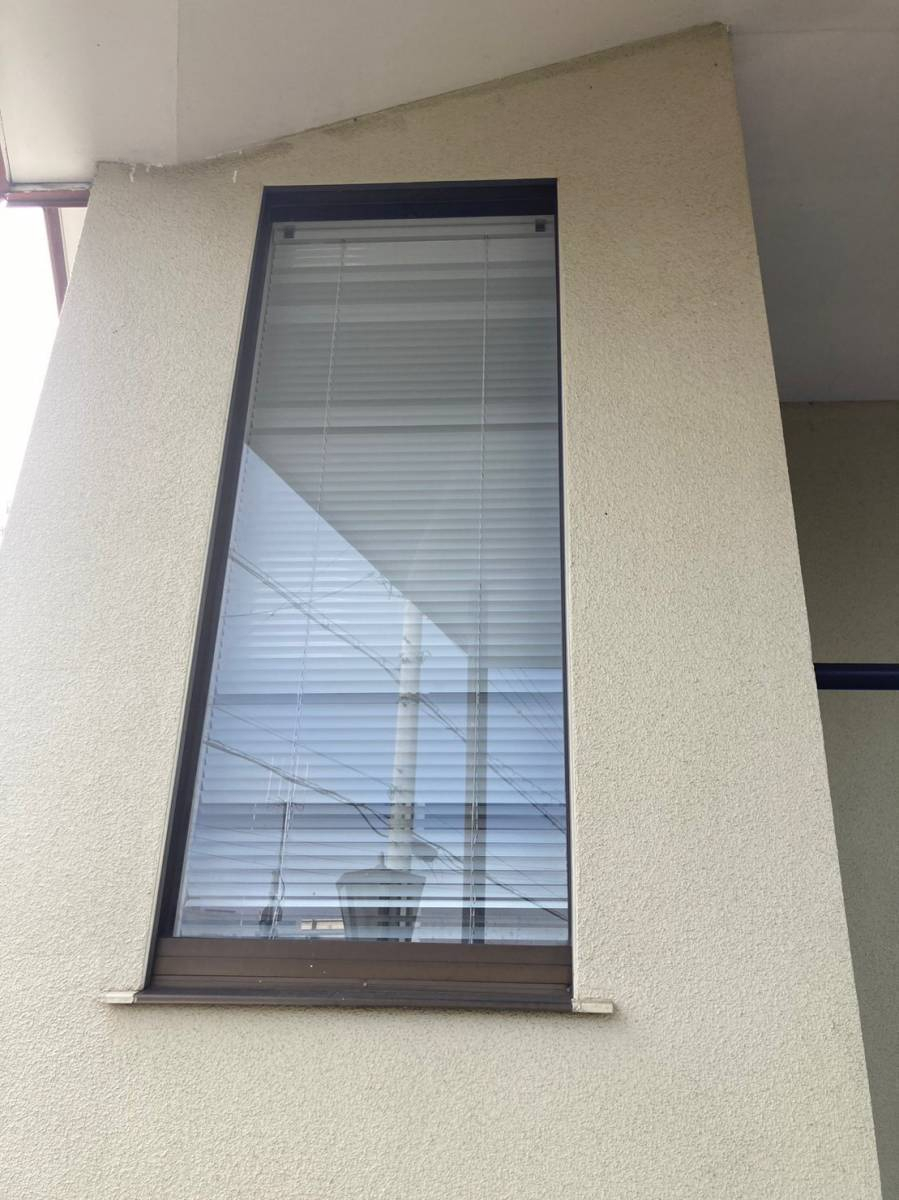 ネットアスの壁を壊さずにFIX窓から縦すべり窓に交換!の施工前の写真1