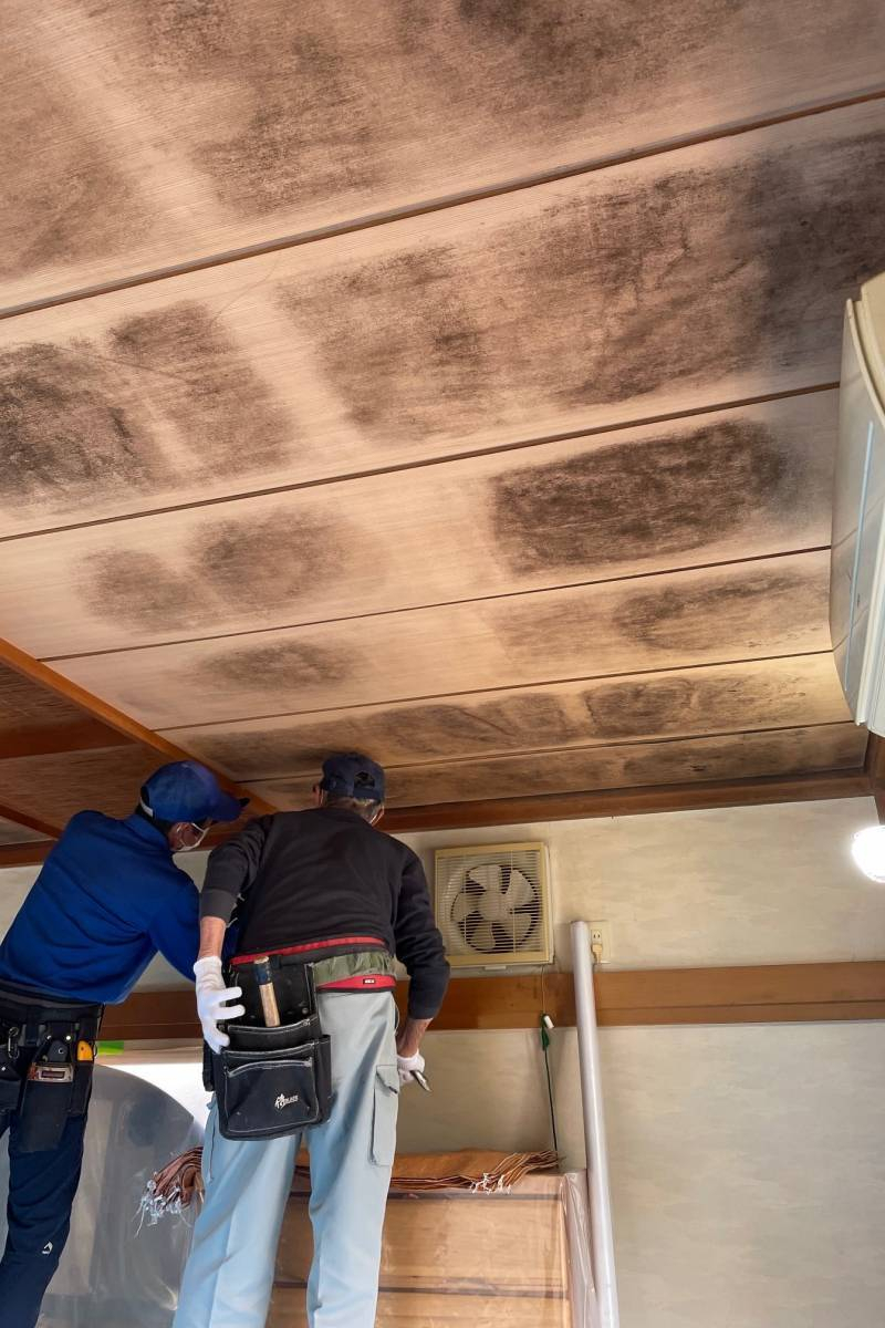三幸トーヨー住器の和室天井の黒いシミを何とかしたい!の施工前の写真1
