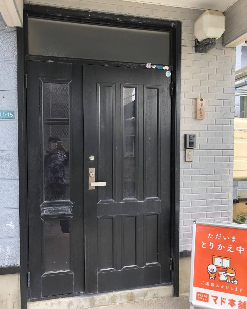 三幸トーヨー住器の玄関ドア(断熱仕様)取替工事 商品名 LIXILリシェント(断熱性能K2)の施工前の写真1