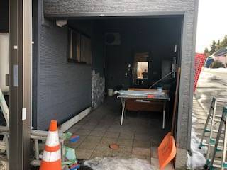 三幸トーヨー住器の風除室工事(事務所前の休憩所を快適に)の施工前の写真1