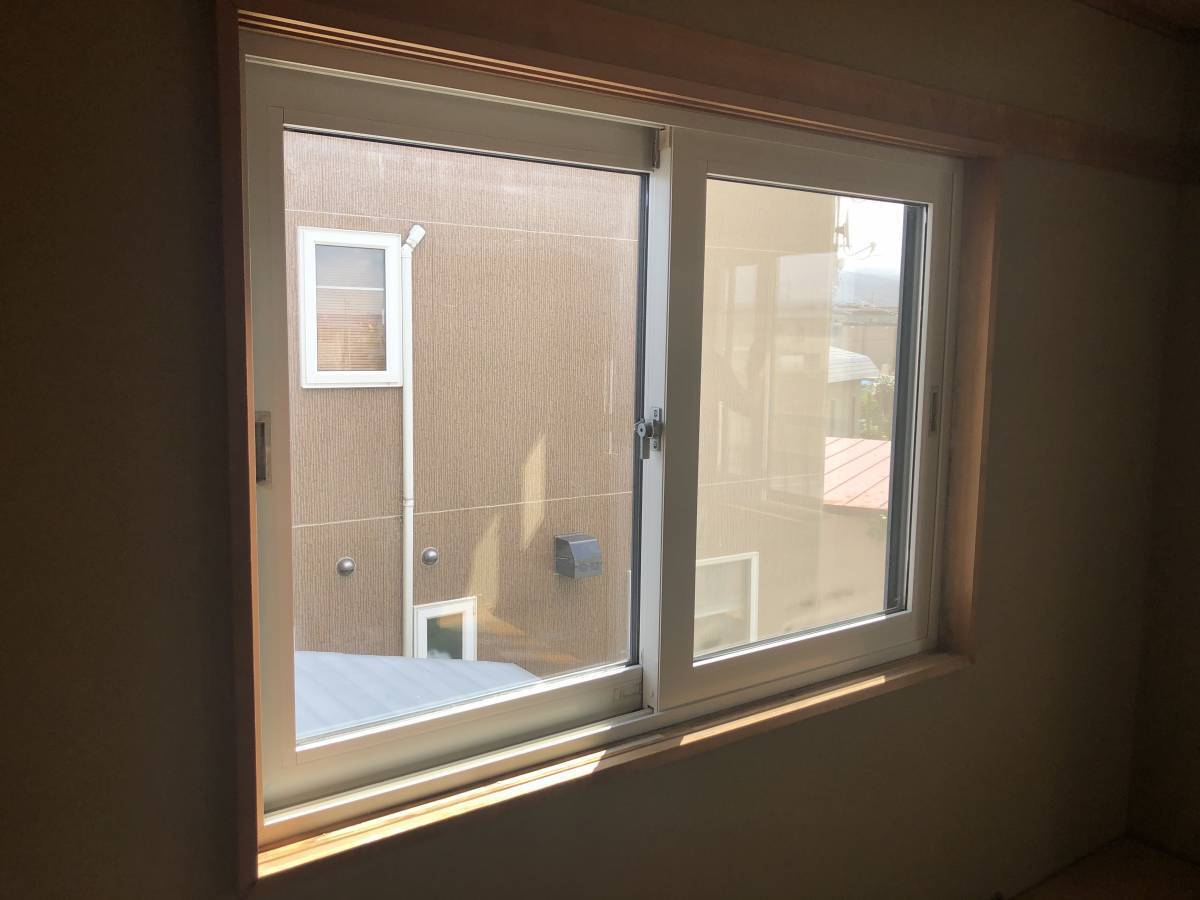 三幸トーヨー住器の【青森市】部屋が寒い!窓の断熱で暖かい部屋に!の施工前の写真1