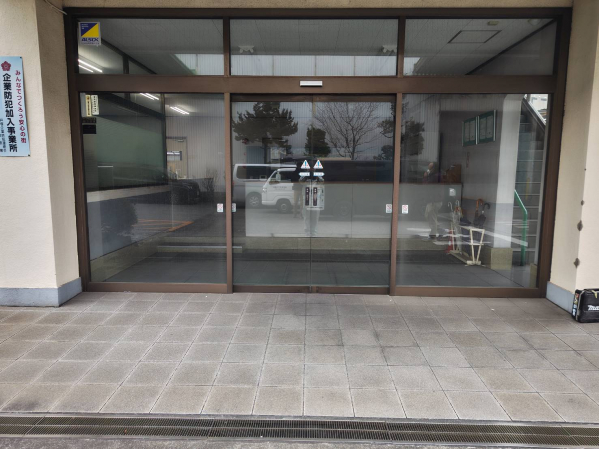 杉本ガラス建材の横浜市戸塚区 事業所フロントドア交換工事【両開き丁番框ドア】の施工前の写真1