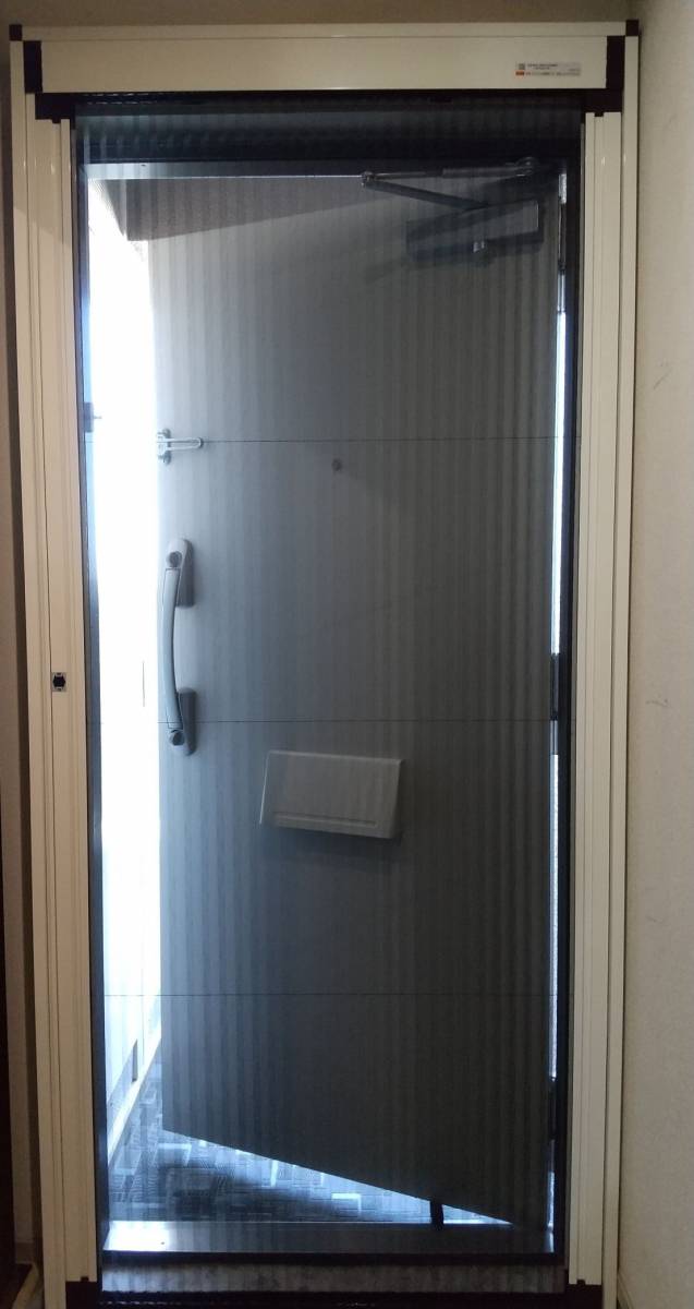 青梅トーヨー住器 上尾店の虫の声が聞こえたら、コレの出番です。玄関網戸 しまえるんですαの施工後の写真1