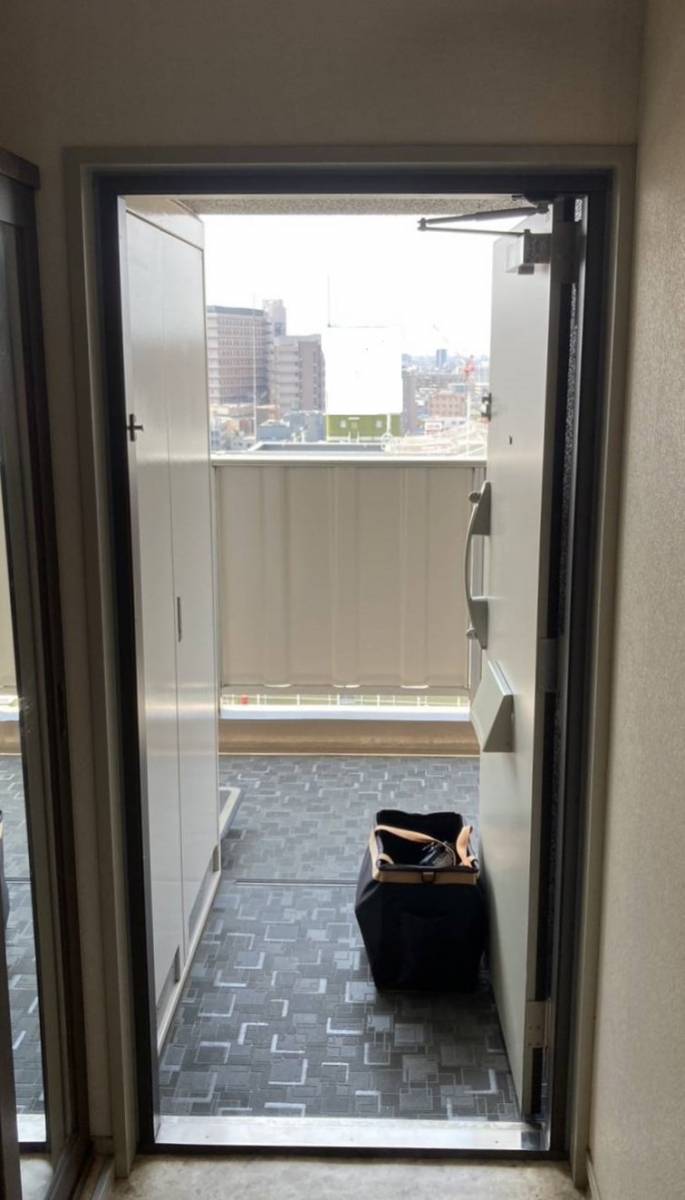 青梅トーヨー住器 上尾店の虫の声が聞こえたら、コレの出番です。玄関網戸 しまえるんですαの施工前の写真1
