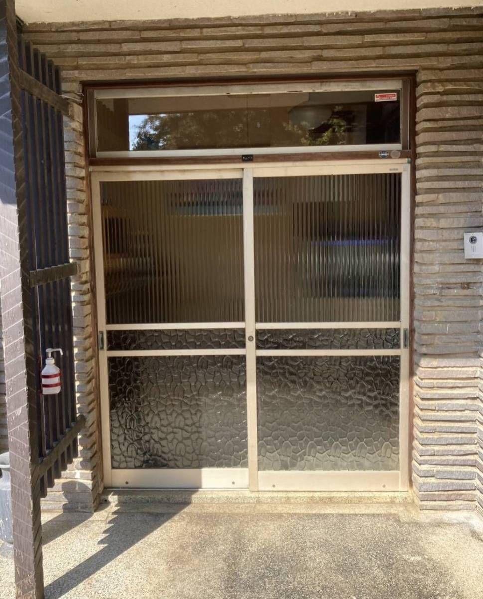 青梅トーヨー住器 上尾店の玄関引戸のリフォーム リシェント引戸の施工前の写真1
