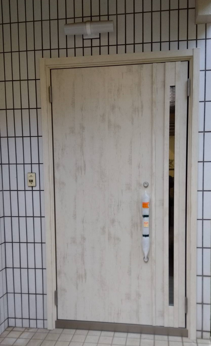 青梅トーヨー住器 上尾店の玄関ドア交換(LIXIL)リシェントの施工後の写真1