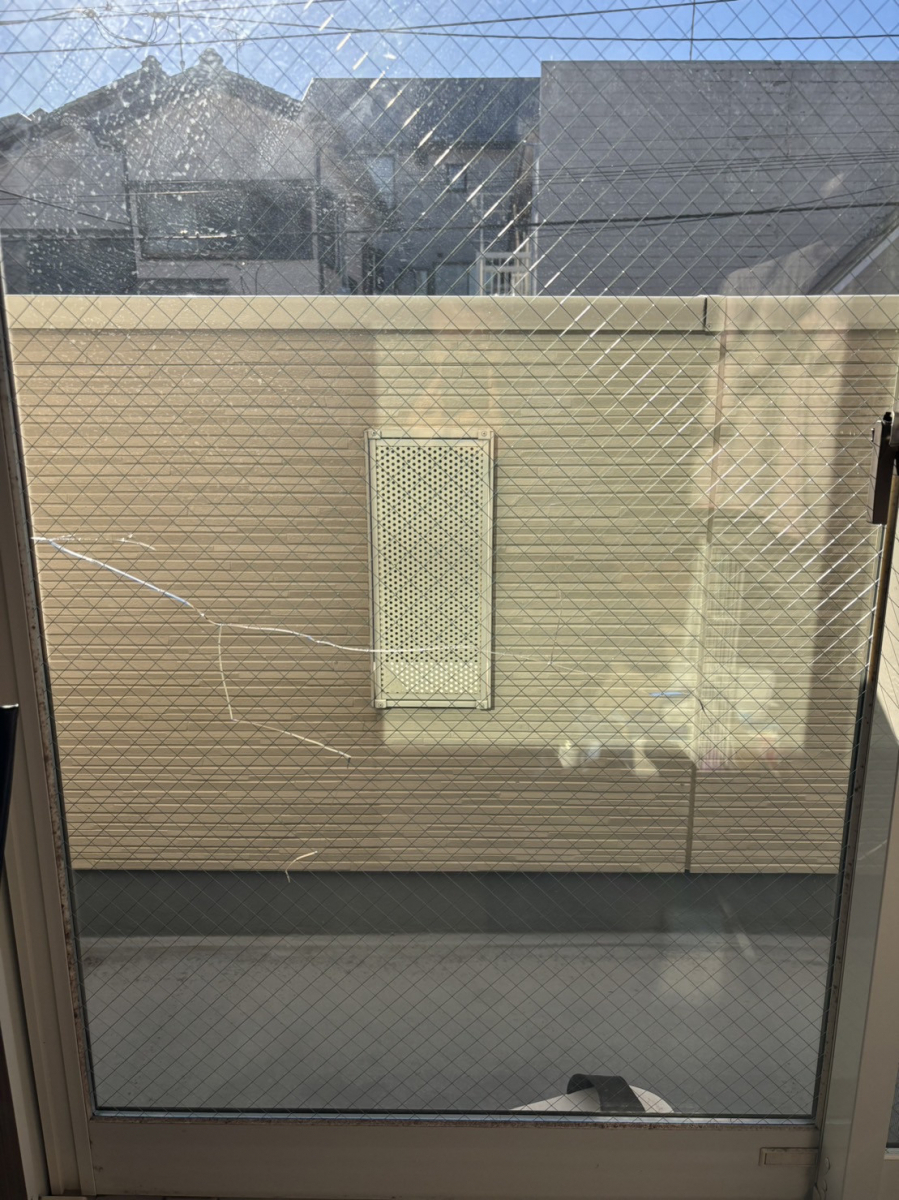 エコプロの割れたガラス交換できます / 横浜市の施工前の写真2