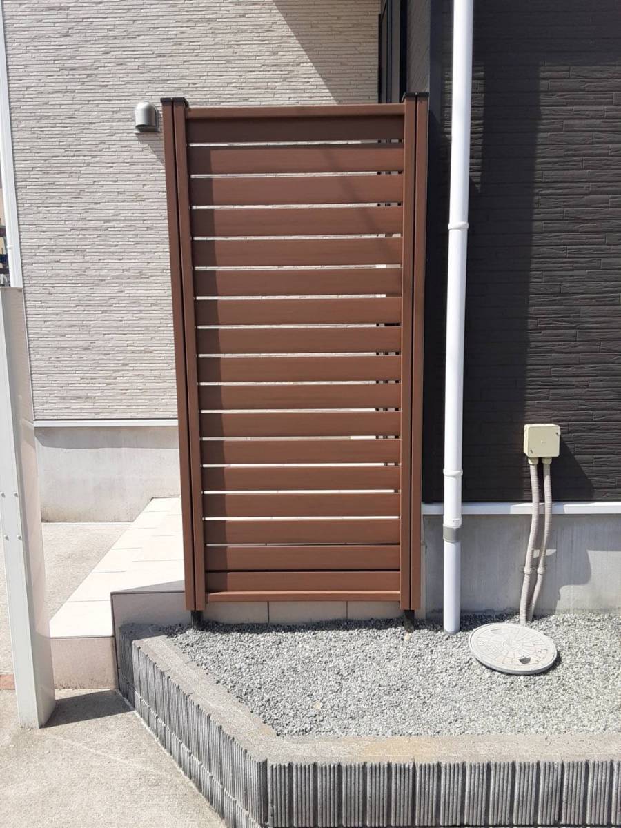 大成トーヨー住器の木樹脂フェンス8型|LIXIL|目隠しフェンス|目隠し工事|小田原市|プライベート空間|の施工後の写真1