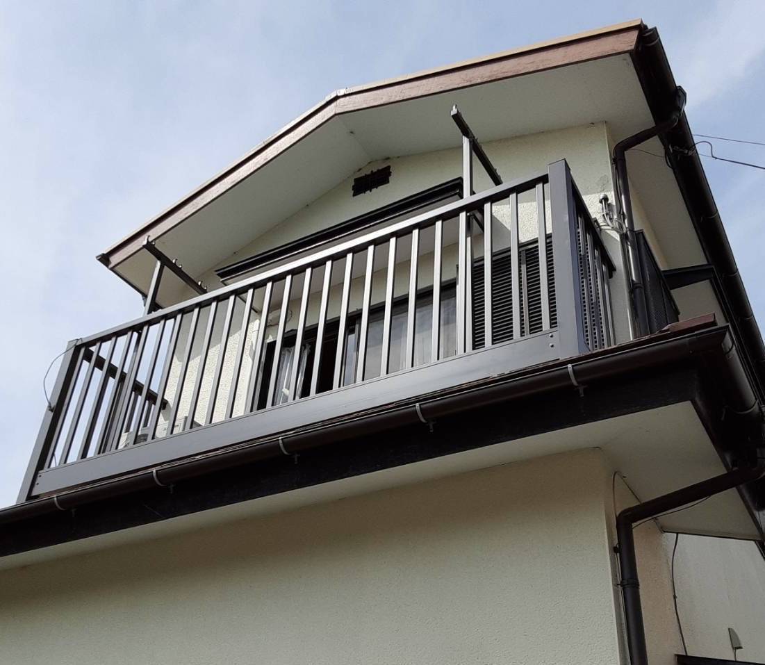 大成トーヨー住器のバルコニー工事|ベランダ工事|ビューステージHスタイル|縦太格子|LIXIL|小田原市|の施工後の写真1