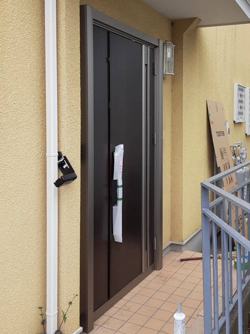 大成トーヨー住器のわが家の顔が素敵にリフレッシュ|1dayリフォーム|玄関ドアリフォーム|リシェント|の施工後の写真1