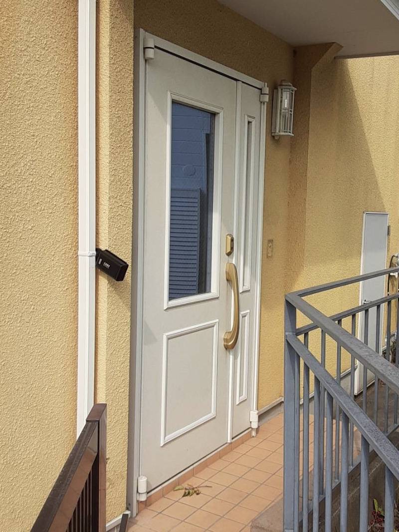 大成トーヨー住器のわが家の顔が素敵にリフレッシュ|1dayリフォーム|玄関ドアリフォーム|リシェント|の施工前の写真1