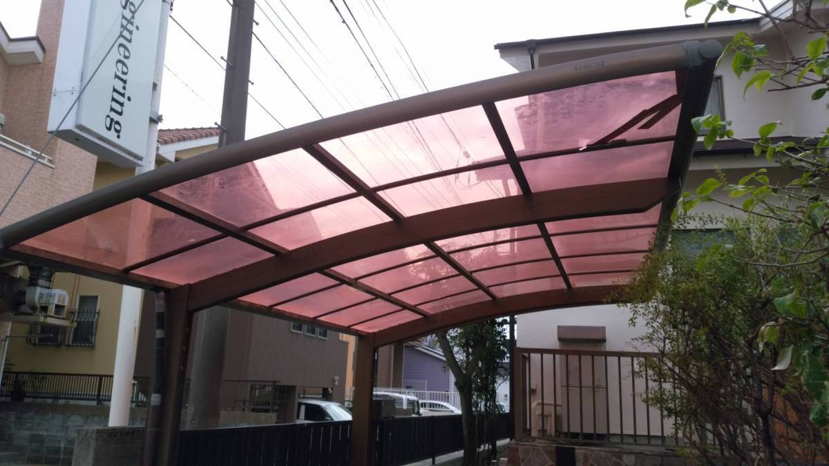 大成トーヨー住器のカーポート屋根材交換|ポリカパネル|屋根材メンテナンス|湘南地域|小田原市の施工前の写真1