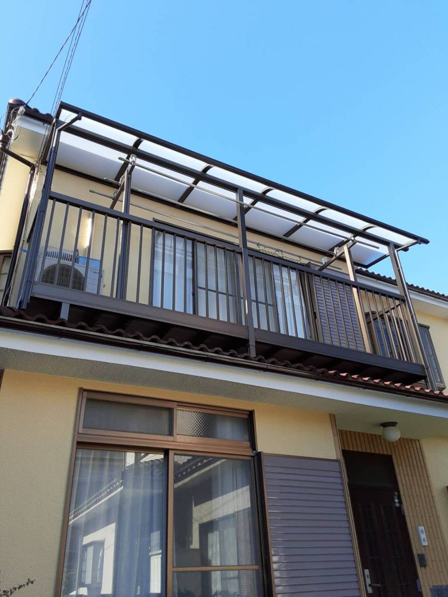 大成トーヨー住器のテラス屋根取付工事|スピーネF型|LIXIL|小田原市|2Fテラス|雨除け|日除け|の施工後の写真1
