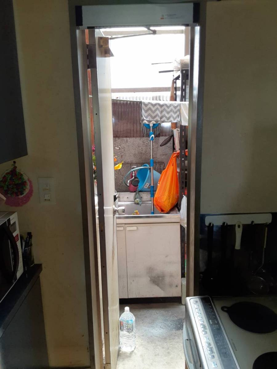大成トーヨー住器の玄関の換気に網戸の取付け|快適空間|玄関網戸|勝手口網戸|横引収納網戸|しまえるんですα|の施工前の写真1