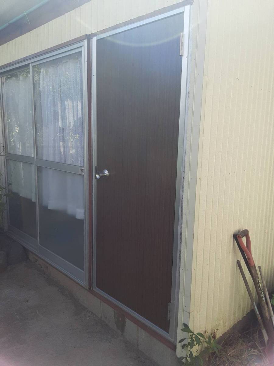 大成トーヨー住器のロンカラーフラッシュドア|LIXIL|勝手口ドア交換|物置ドア交換|お手頃価格|小田原市の施工後の写真1