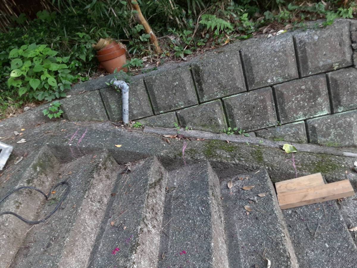 大成トーヨー住器の歩行補助手すり|グリップライン|屋外に握りやすい手すり取付|小田原市|転倒防止|ユニバーサルデザインの施工前の写真1