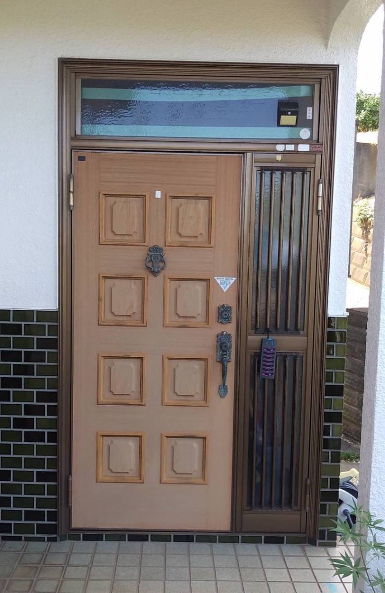 大成トーヨー住器の玄関ドア交換|リシェント|LIXIL|1日で快適リフォーム|小田原市|断熱効果|防犯対策|の施工前の写真1