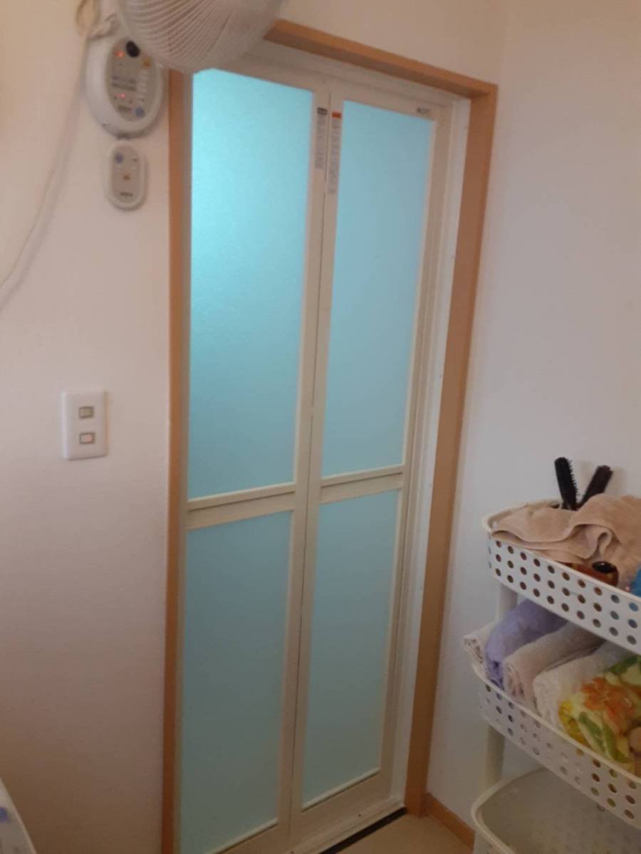 大成トーヨー住器の浴室中折れドア交換|浴室ドアリフォーム|LIXIL|小田原市|壁工事不要でドア交換|の施工後の写真1