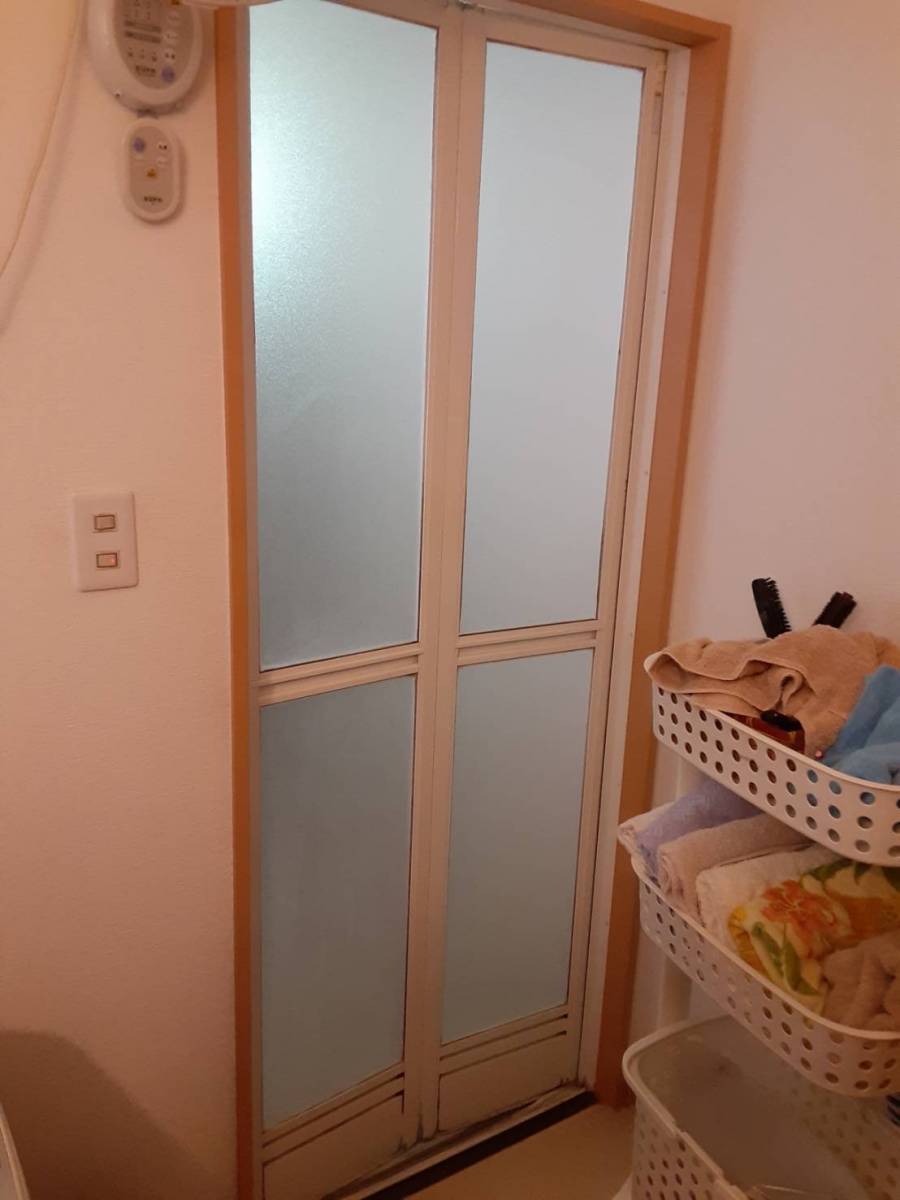 大成トーヨー住器の浴室中折れドア交換|浴室ドアリフォーム|LIXIL|小田原市|壁工事不要でドア交換|の施工前の写真1